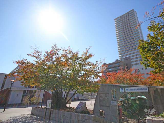 JR「灘」駅の駅前広場とワコーレKOBE灘タワー