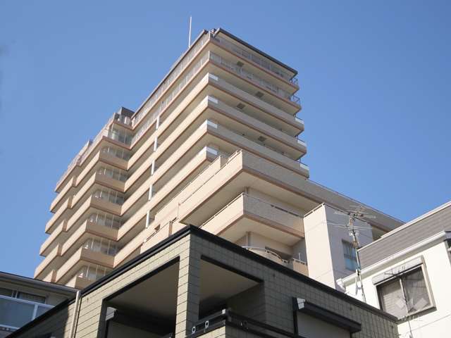 ワコーレアーバンアベニュー灘の外観(南東側から)