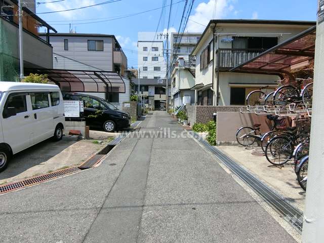 敷地西側の前面道路
