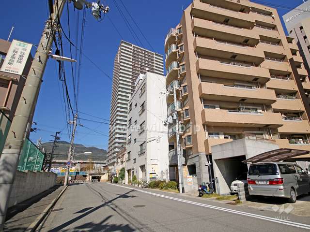 敷地西側の前面道路