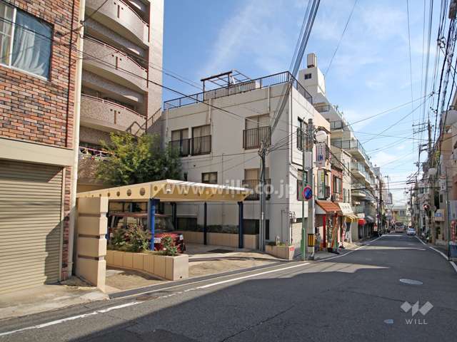 敷地西側の前面道路