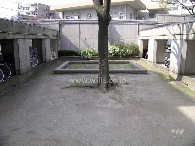敷地内に小さな公園があります。