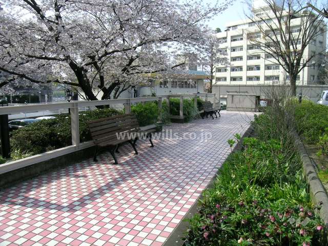 駐輪場の屋上に設けられた公園