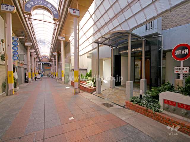 敷地東側の前面道路（灘センター商店街）
