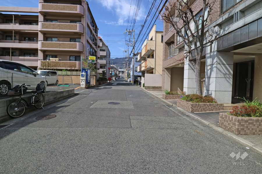 敷地西側の前面道路