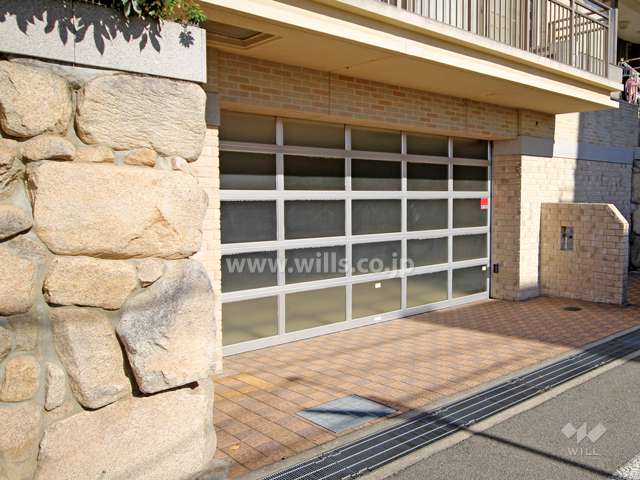 駐車場出入り口（扉付き）