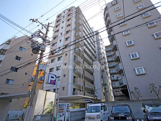 ワコーレ六甲道オービット2の外観(北西側から)駐車場出入り口