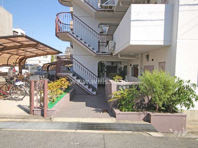 敷地入口と駐輪場