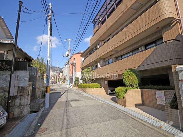 敷地西側の前面道路