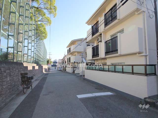 敷地北側の前面道路。道を挟んで向かい側は摩耶小学校です。