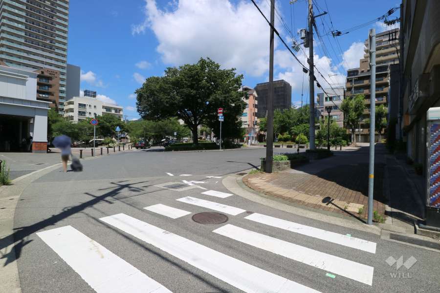 敷地西側が灘駅のロータリーに面しています。