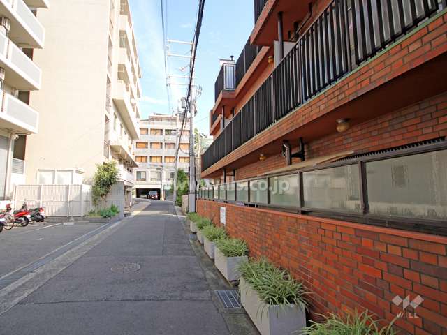 敷地北側の前面道路