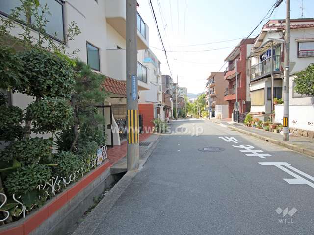 敷地北側の前面道路
