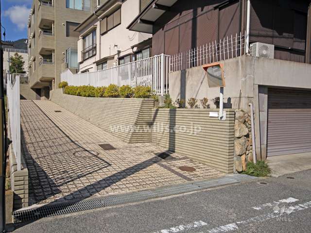 駐車場出入り口