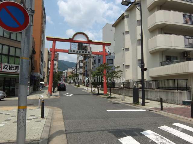 敷地西側の前面道路（南側から）
