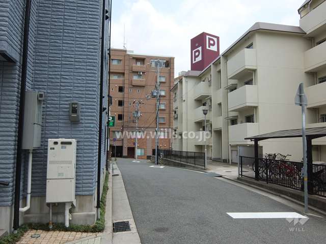 敷地北側の前面道路（西側から）