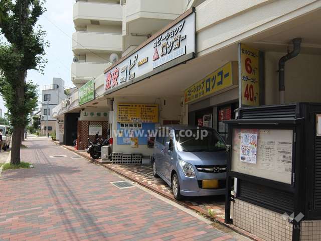 建物は1階は店舗になっています。