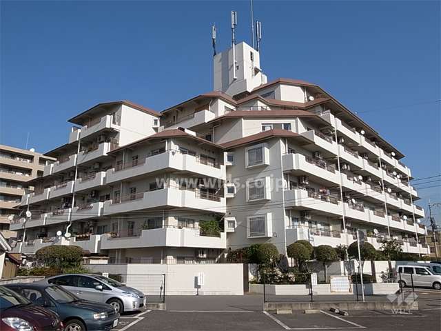 服部ロイヤルマンションの外観（南西側から）　敷地は南西角地です。