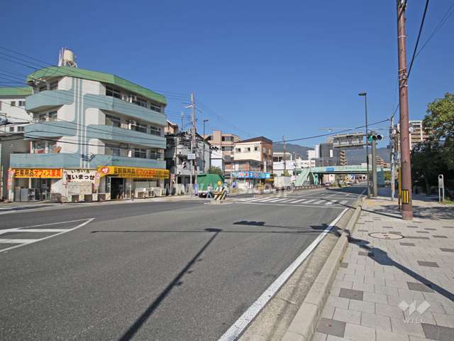 西灘ニューコーポラスの遠景。国道2号線に面しています。