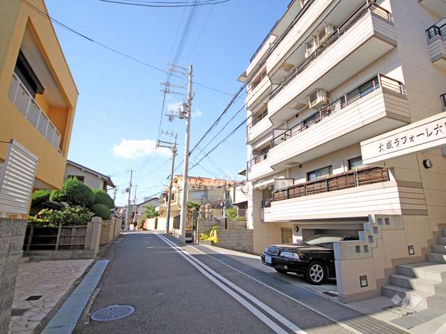 敷地南側の前面道路