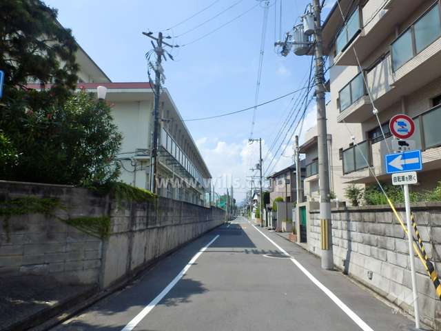 西側前面道路（南側から）