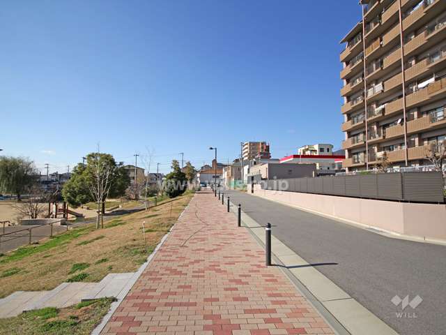 敷地南側の前面道路