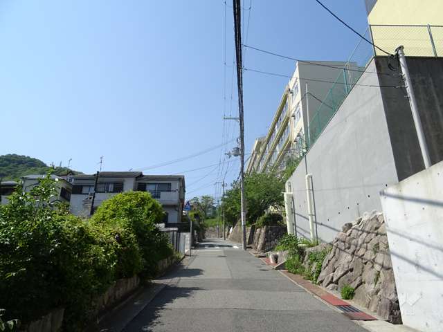 敷地西側の前面道路