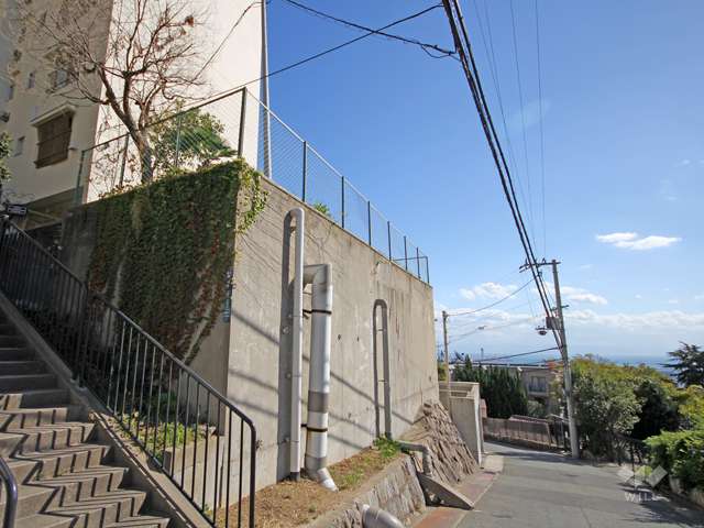 敷地西側の前面道路