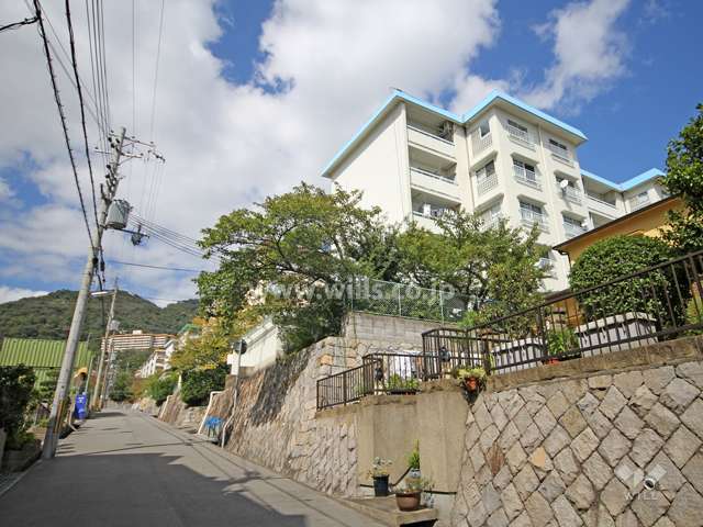 敷地西側の前面道路