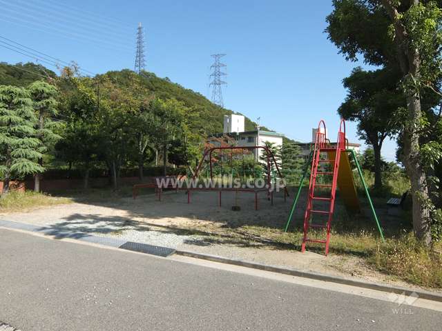 敷地に隣接して小さな公園があります。
