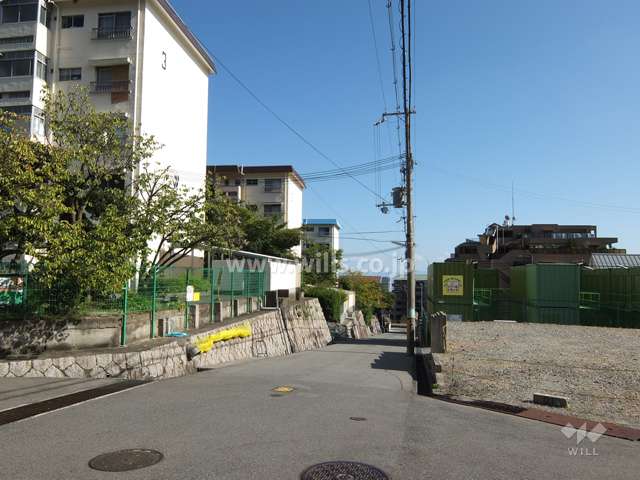 敷地南西側の前面道路（北西側から）