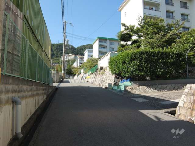 敷地南西側の前面道路（南東側から）