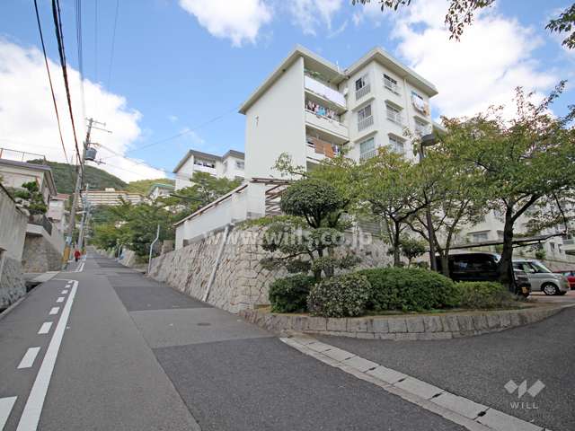 敷地西側の前面道路