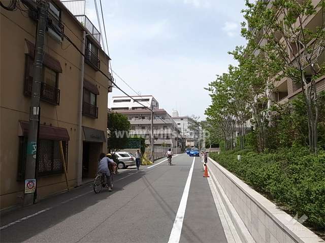 周辺は区画の整った住宅地です。