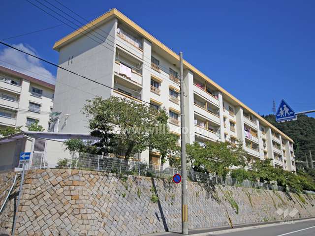 鶴甲コーポ11号館の外観(南西側から)