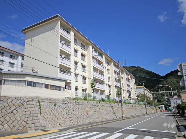 鶴甲コーポ17号館の外観(南西側から)