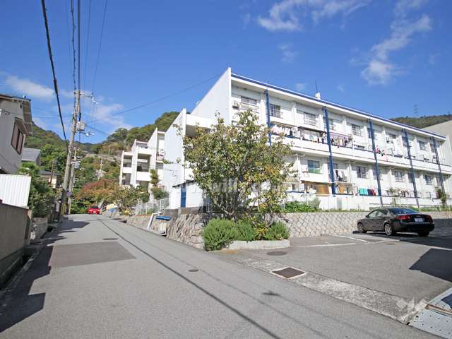 敷地西側の前面道路