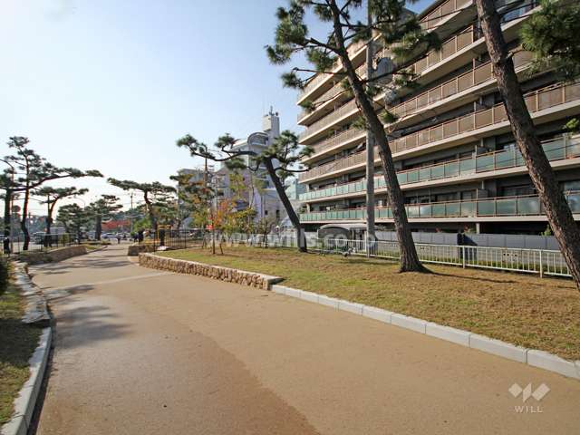 敷地東側は石屋川公園に面しています。