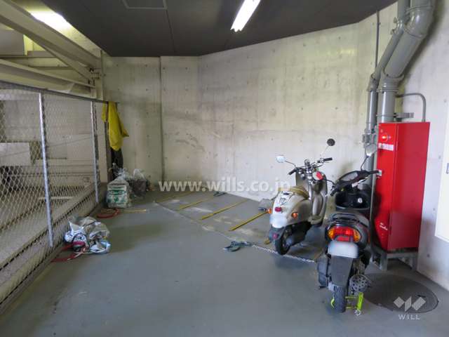 駐車場横にあるバイク置場