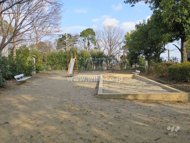 敷地に隣接して『高羽桜ヶ丘公園』があります。