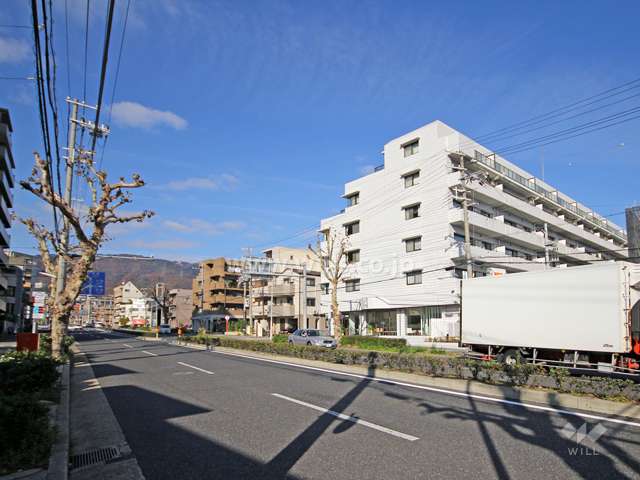 敷地西側の前面道路