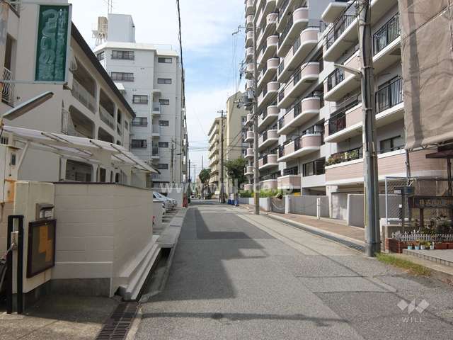 敷地南側の前面道路（東側から）
