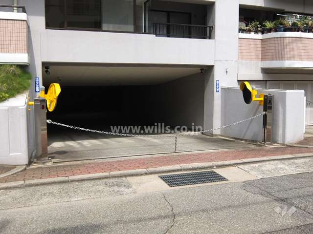 駐車場出入り口（ロボットゲート付き）