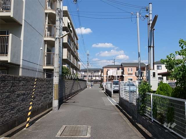 敷地東側の前面道路。周辺はマンションと一戸建てが混在する静かな住宅地です。