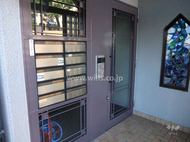 エントランスはオートロック付きです。