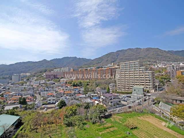 六甲グランドヒルズ2号館の遠景(南西側から)