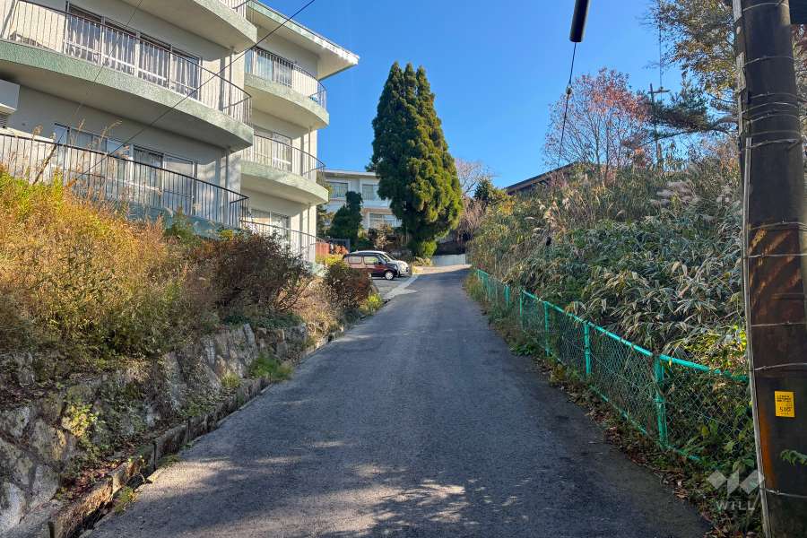 敷地南東側の前面道路（南西側から）