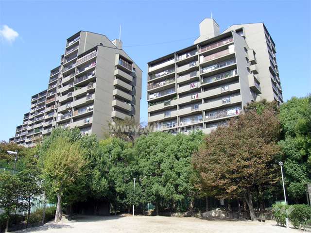 千里中央パークヒルズＡ棟の外観（南西側から）　左がC棟、右がA棟です。