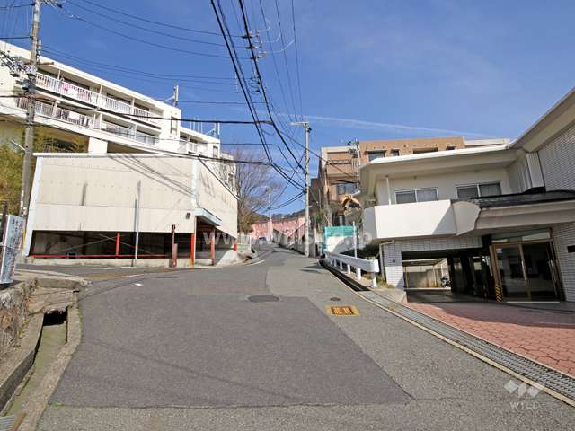 敷地西側の前面道路