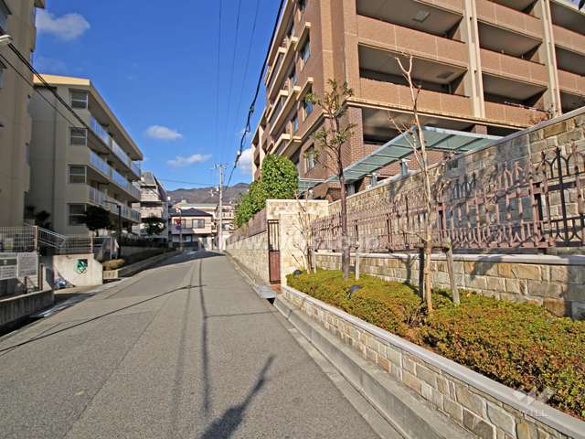 敷地西側の前面道路